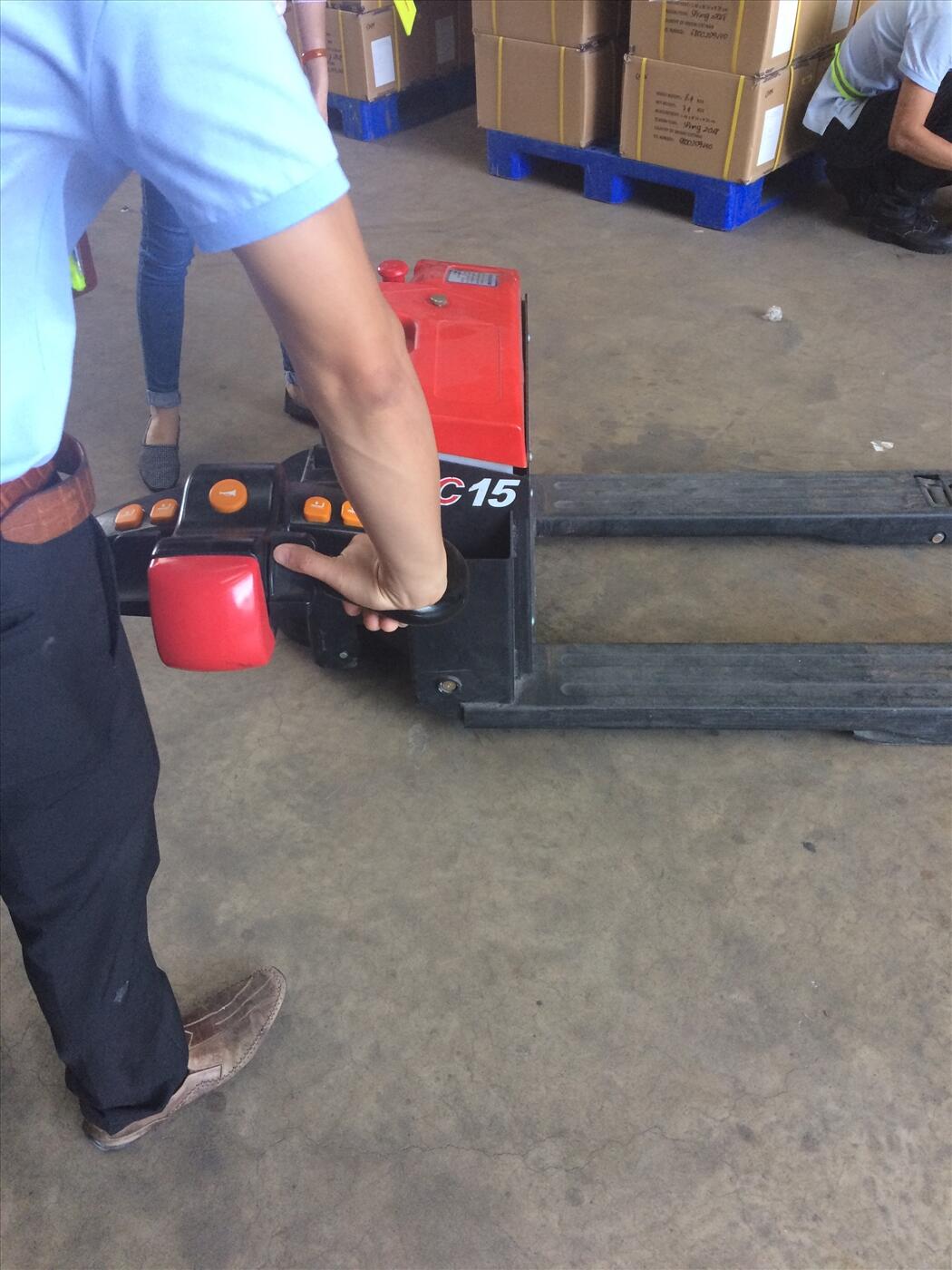 thay bánh xe điện