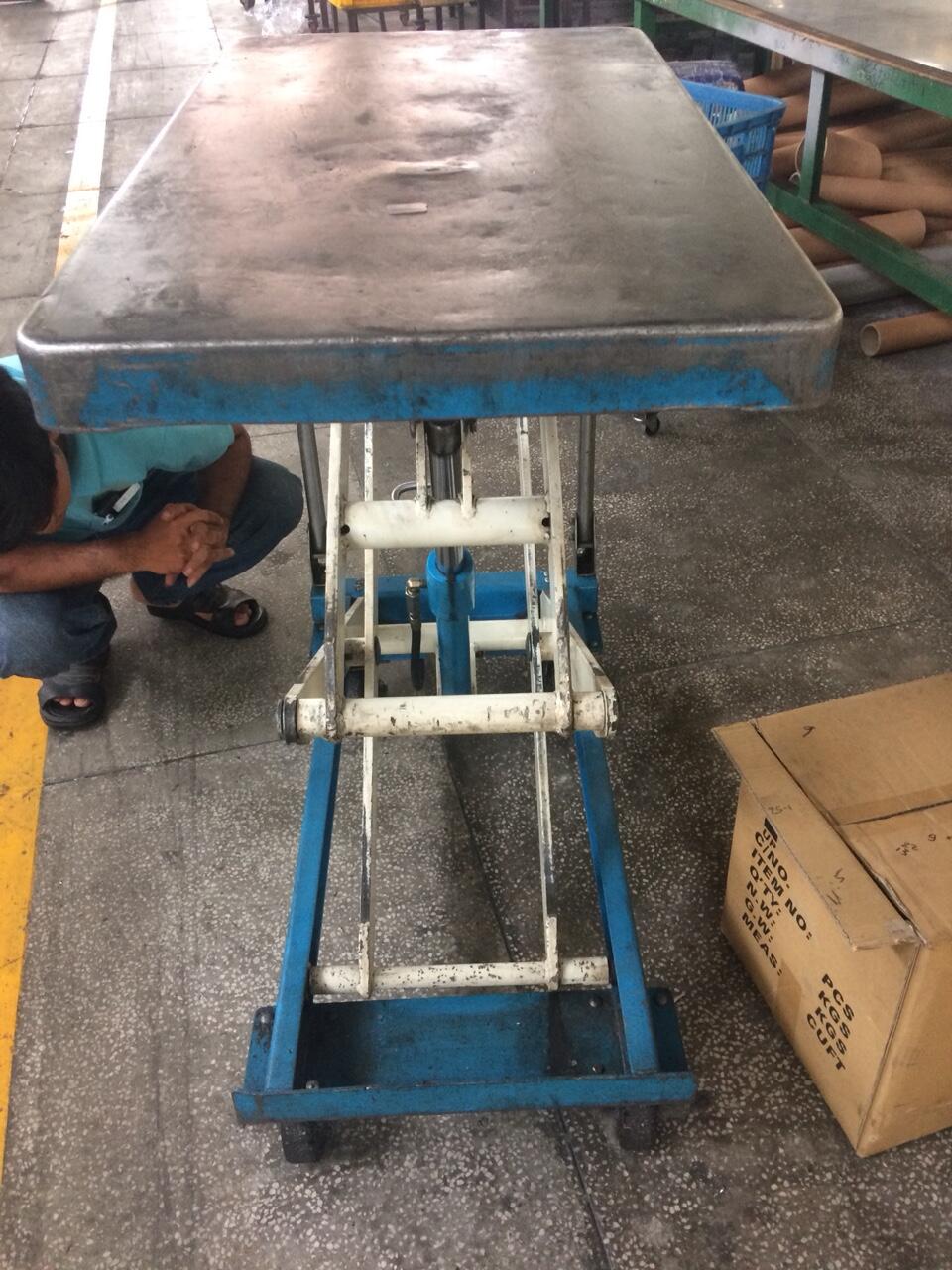 sửa xe nâng mặt bàn 500KG tại công ty khách hàng