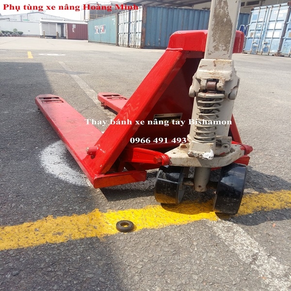 Thay bánh xe nâng tay Bishamon- phụ tùng xe nâng Hoàng Minh