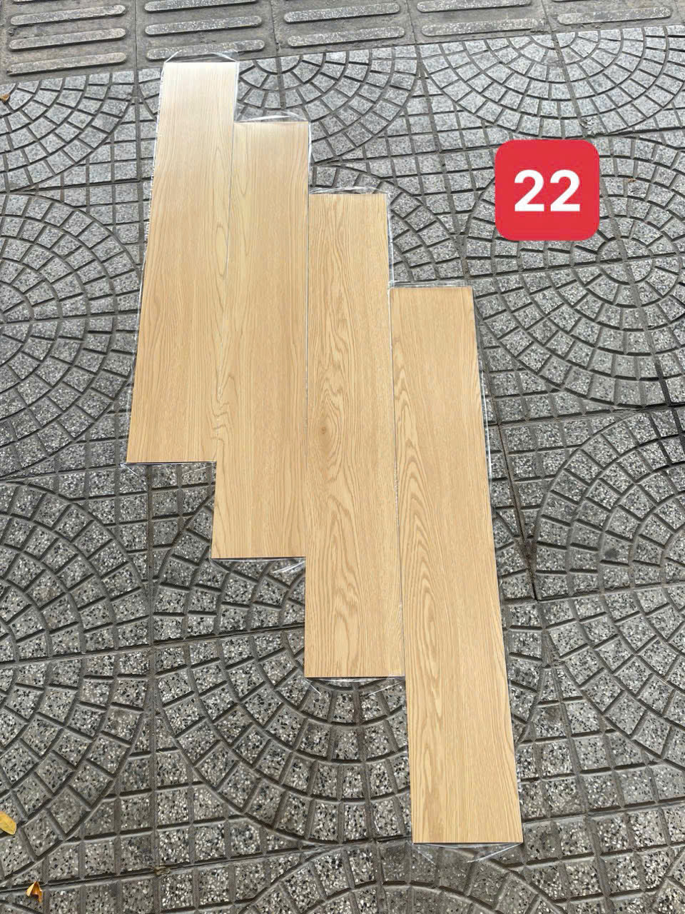 Sàn nhựa bóc dán Deluxe có keo dán sẳn