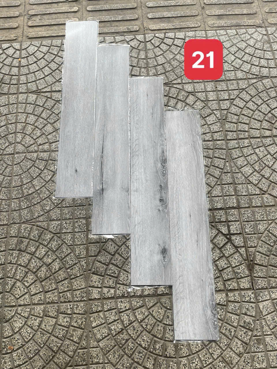 Sàn nhựa bóc dán Deluxe có keo dán sẳn