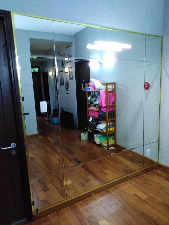Gương dán tường