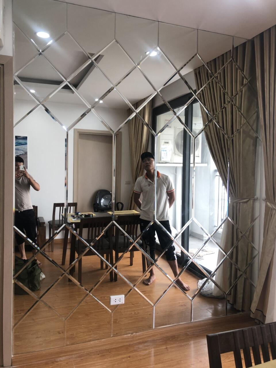 Gương dán tường