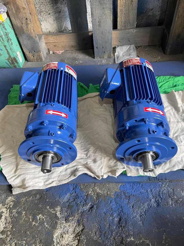 Cặp motor giảm tốc chân đế Nhật bãi đã vệ sinh và chạy thử