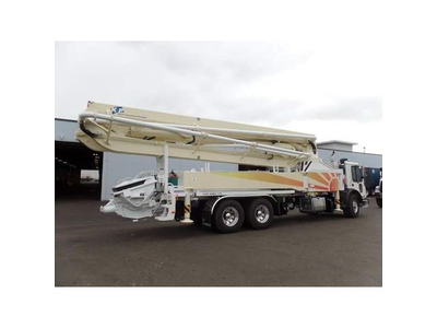 Bơm bê tông cần KCP 37 mét, Cabin sát xi Daewoo 6x4