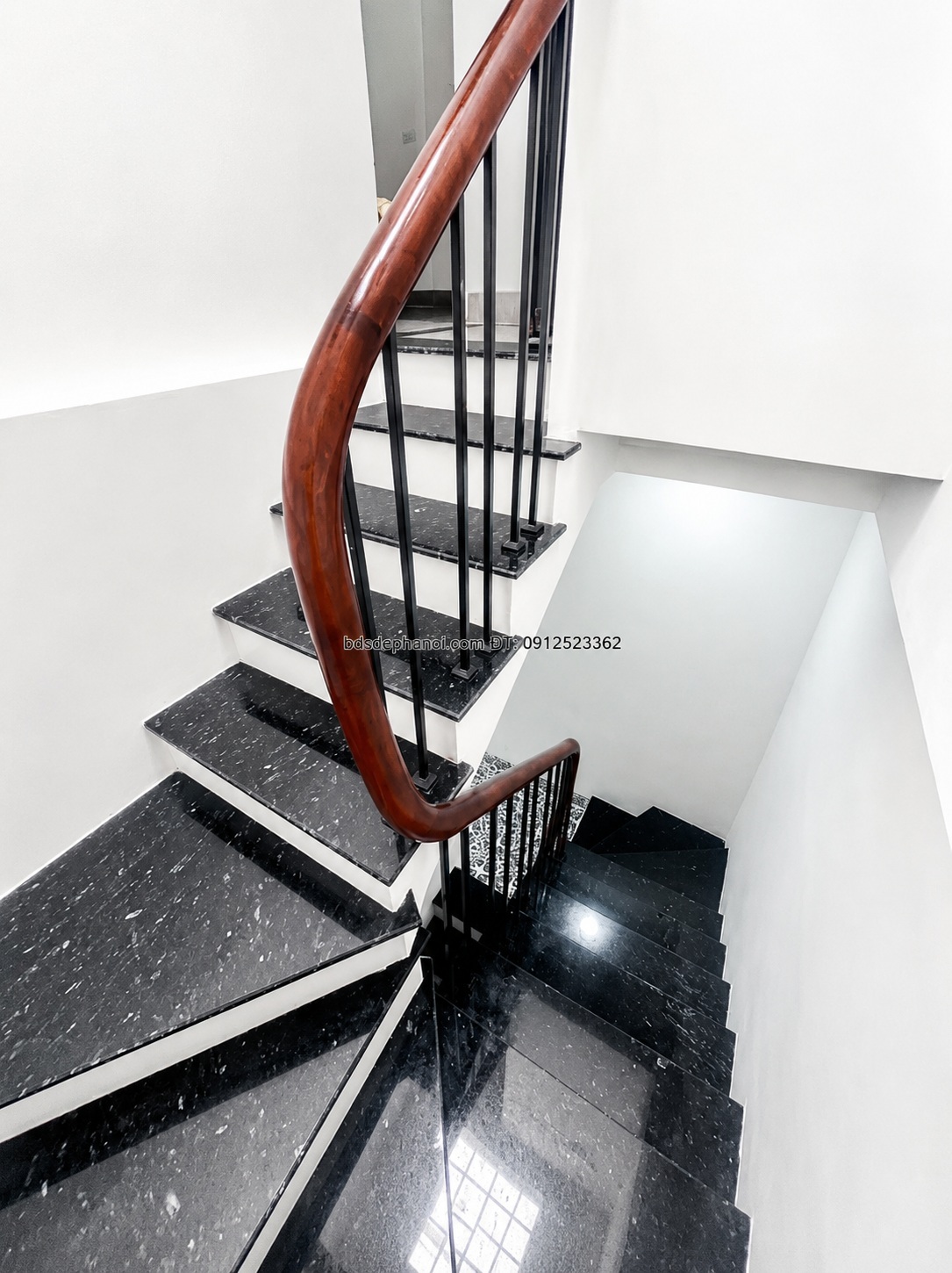 Bán Nhà Ngõ Dương Văn Bé Hai Bà Trưng, Ngõ Nông, 41m², 5 Tầng, Thang Máy, Gần Times City