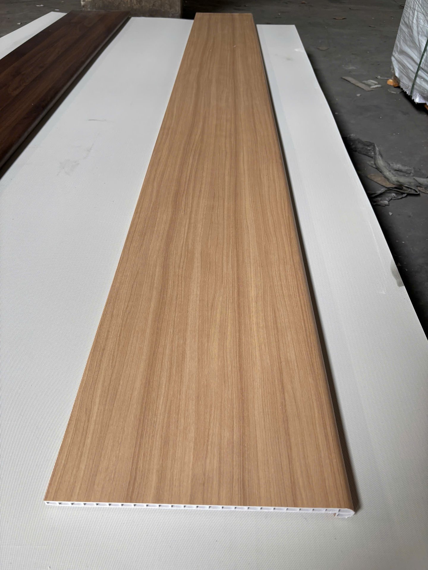 Bậc cầu thang nhựa giả gỗ MK-STAIR-HMO nan rỗng chịu lực