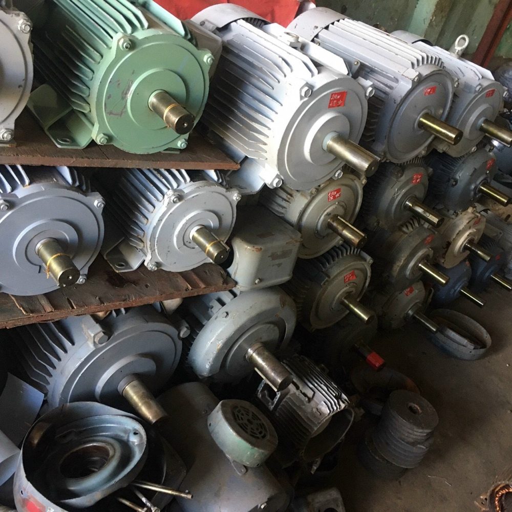 Kệ motor Nhật cũ (động cơ điện Nhật bãi) trong kho Đông Phong