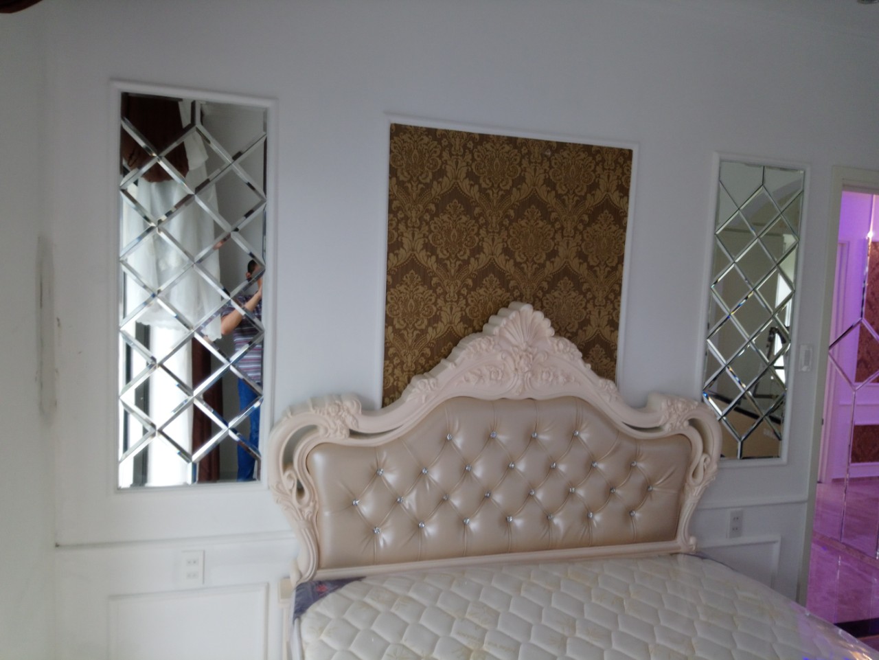 gương dán tường phòng ngủ