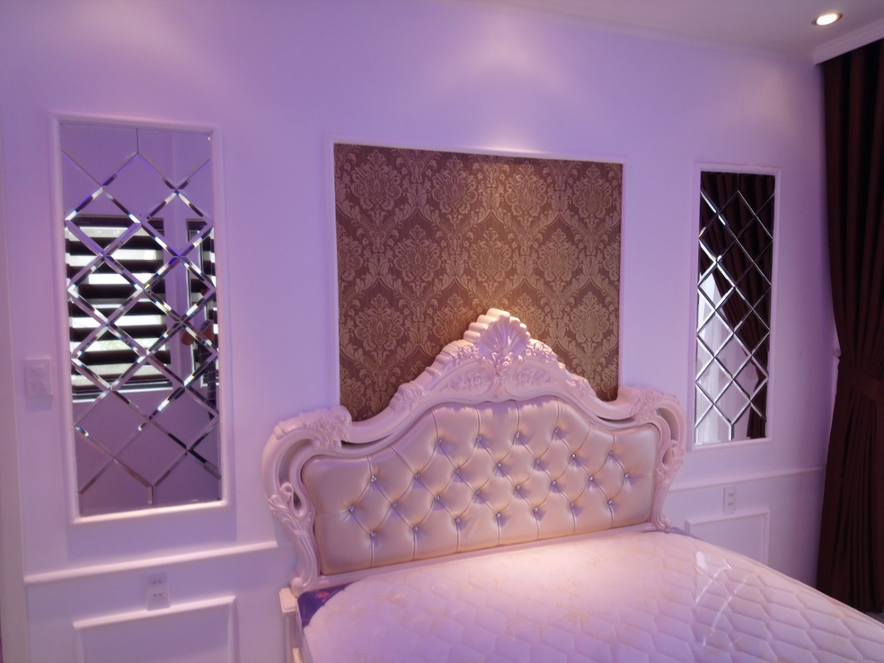 gương dán tường phòng ngủ