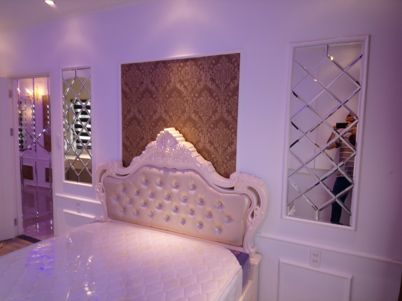 gương dán tường phòng ngủ