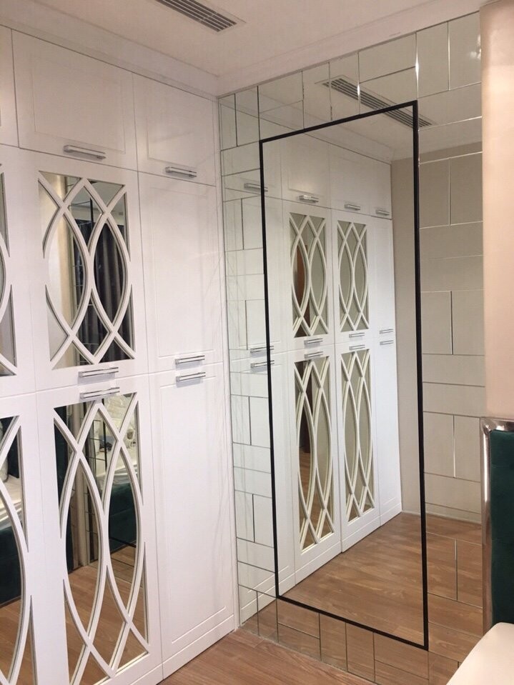 Sự khách nhau của kính thủy trang trí tráng nhôm và kính thủy trang trí tráng bạc