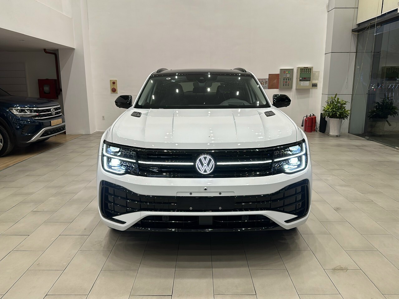 Phần đầu xe là logo phát sáng cùng hệ thống đèn chiếu sáng IQ Light LED Matrix hai tầng