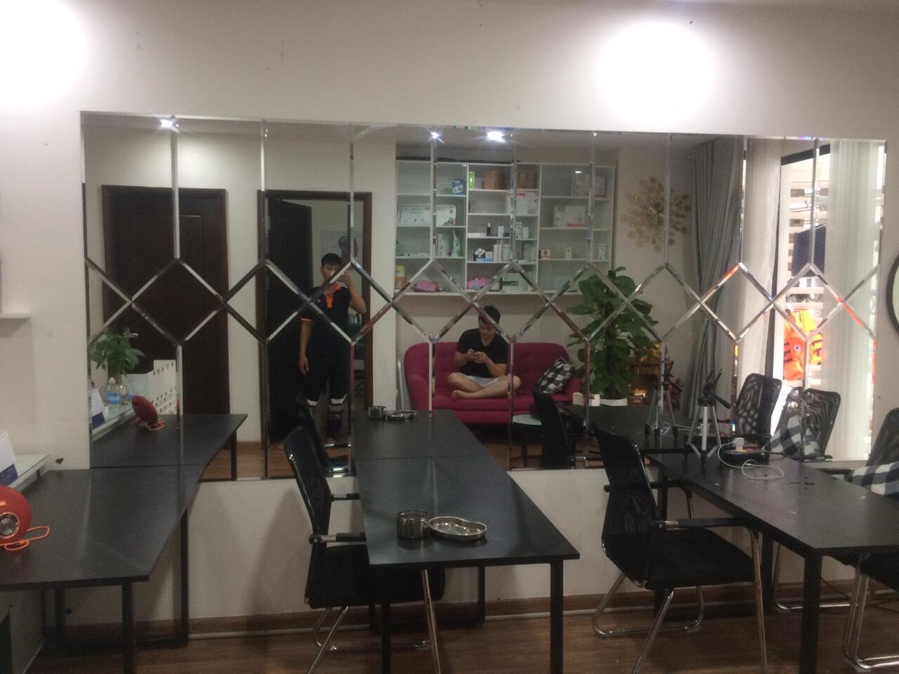 Gương dán tường
