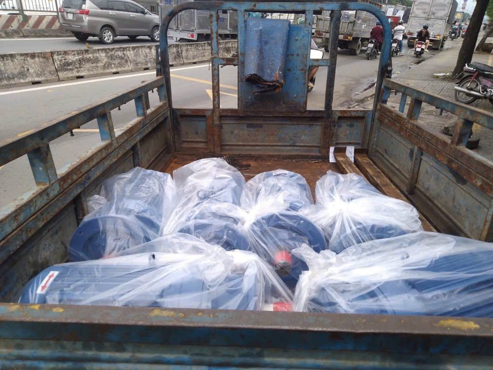 Xe công ty Đông Phong giao motor giảm tốc Nhật bãi đóng gói cho khách