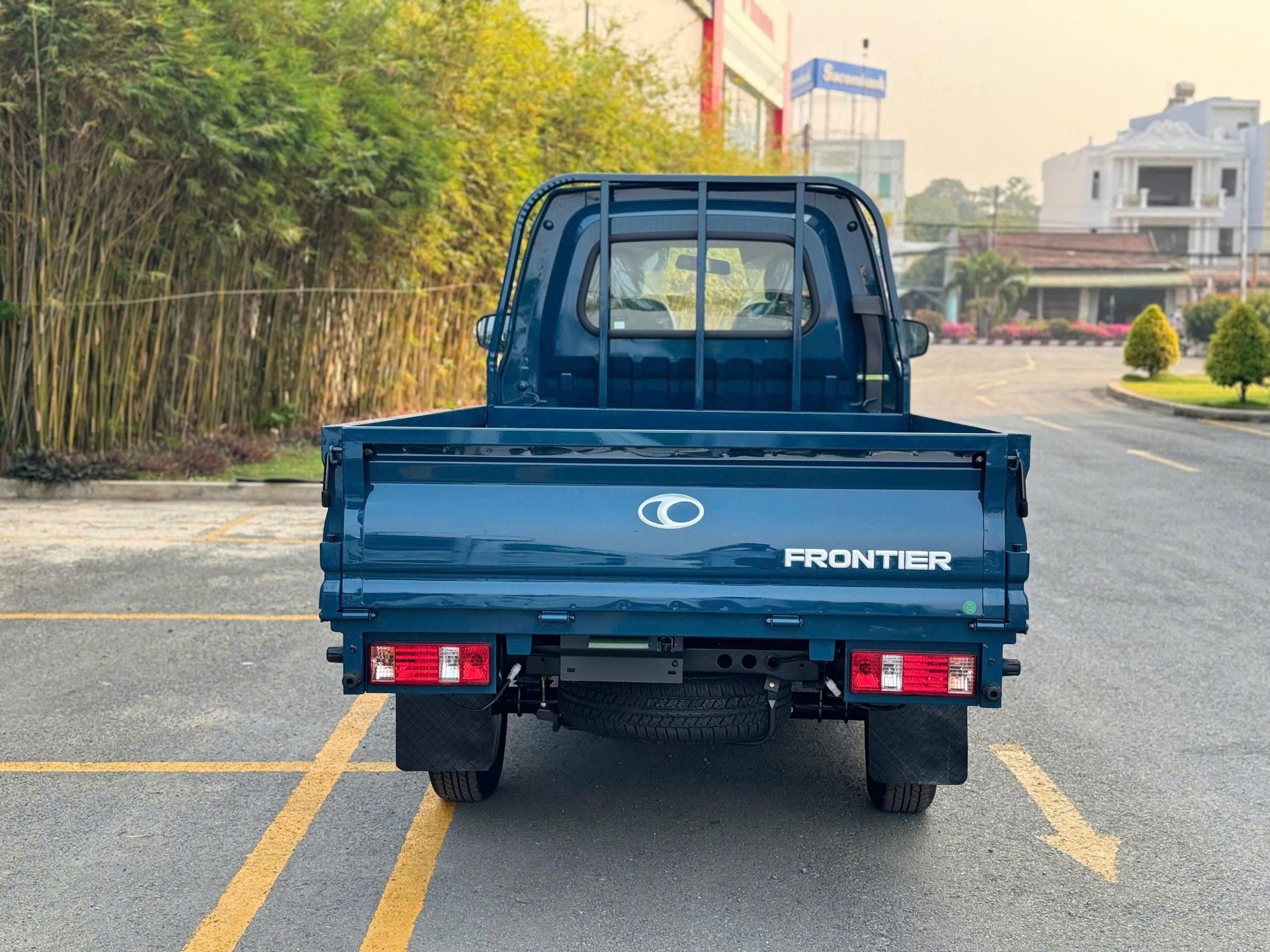 XE TẢI THACO TOWNER T1-2.3 (TF220) THÙNG LỬNG DÀI 2m3 TẢI 990Kg MỚI NHẤT