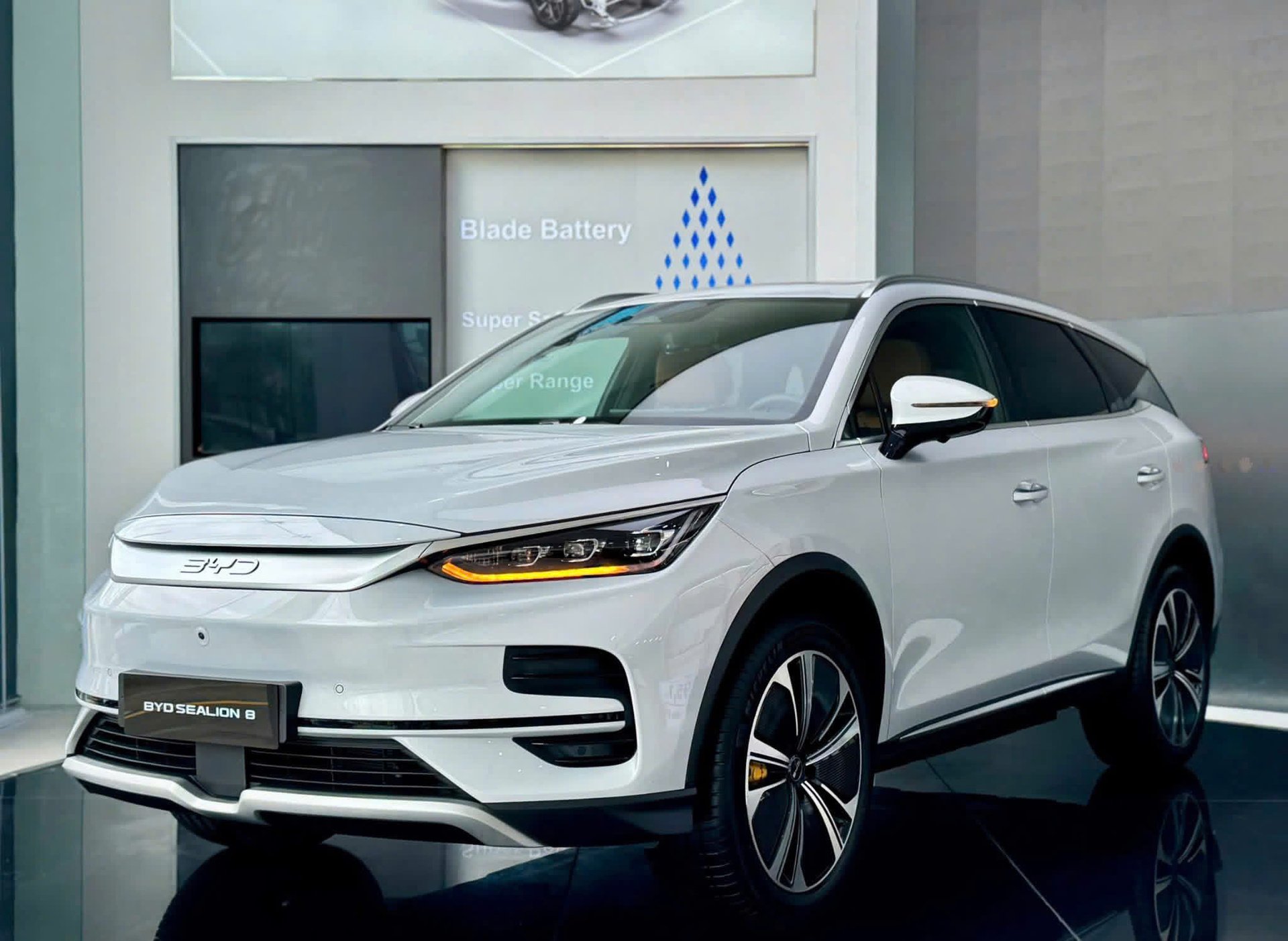 BYD Sealion 8