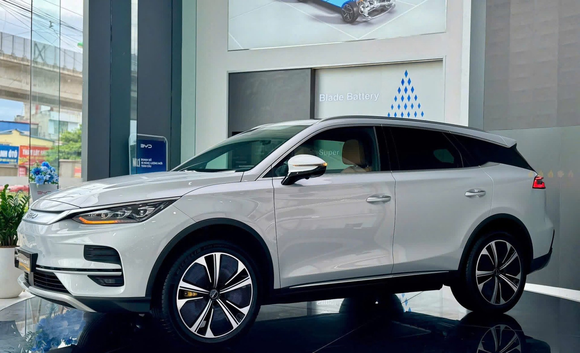 BYD Sealion 8