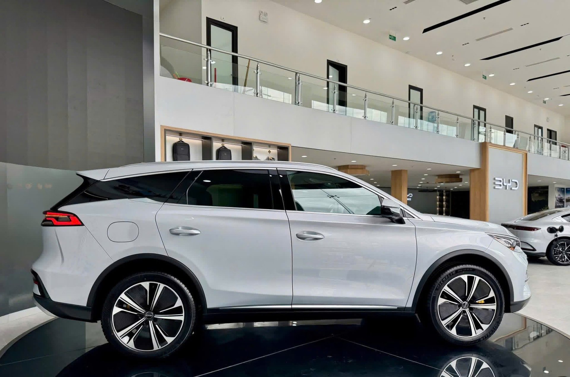 BYD Sealion 8