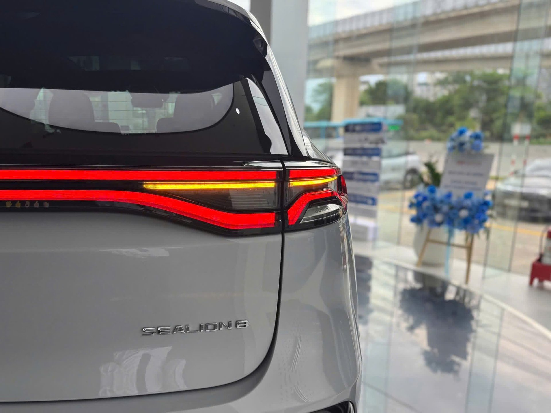 BYD Sealion 8