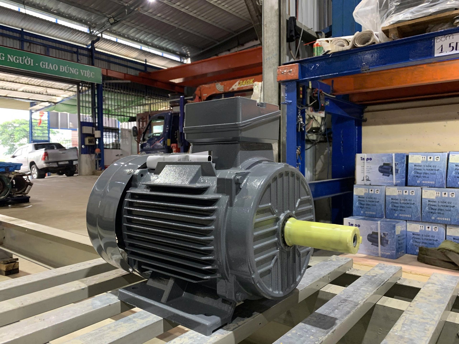 Motor 3 pha Trung Quốc vỏ gang màu xám, chân đế B3, hộp cực trên thân, đầu trục bọc nắp vàng – hàng mới Đông Phong bán