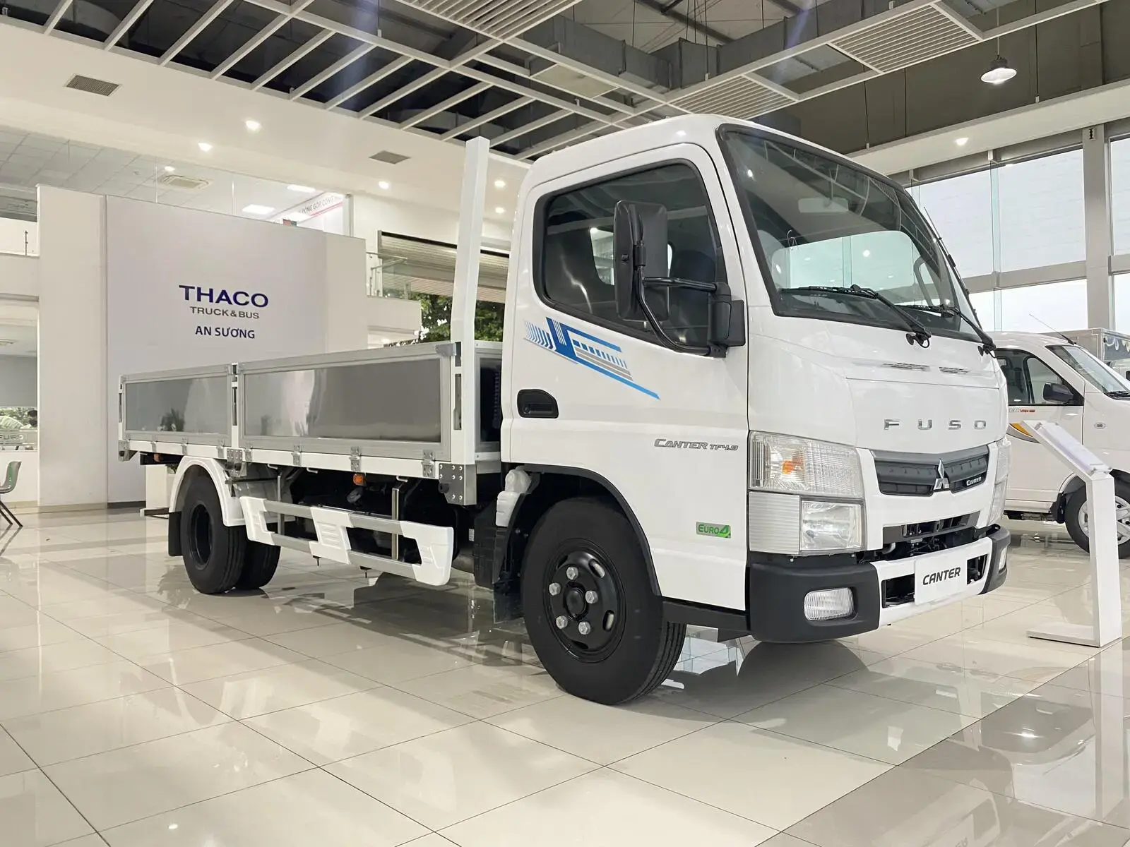 Xe tải Fuso Canter TF4.9 - tải trọng 1.99 tấn