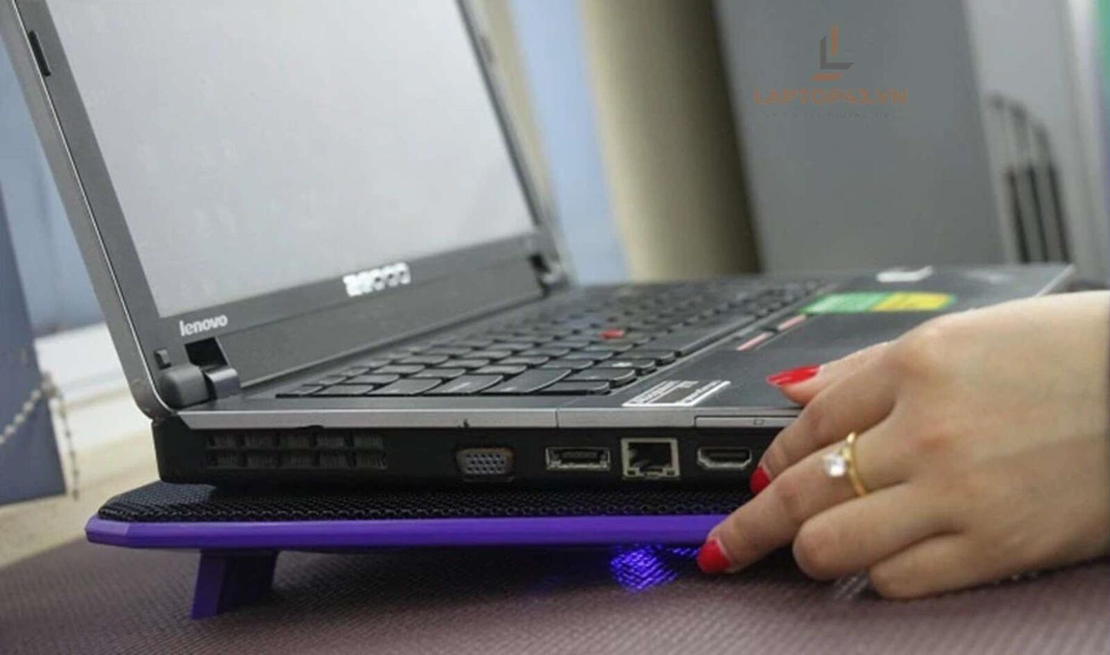 làm mát laptop khi chơi game