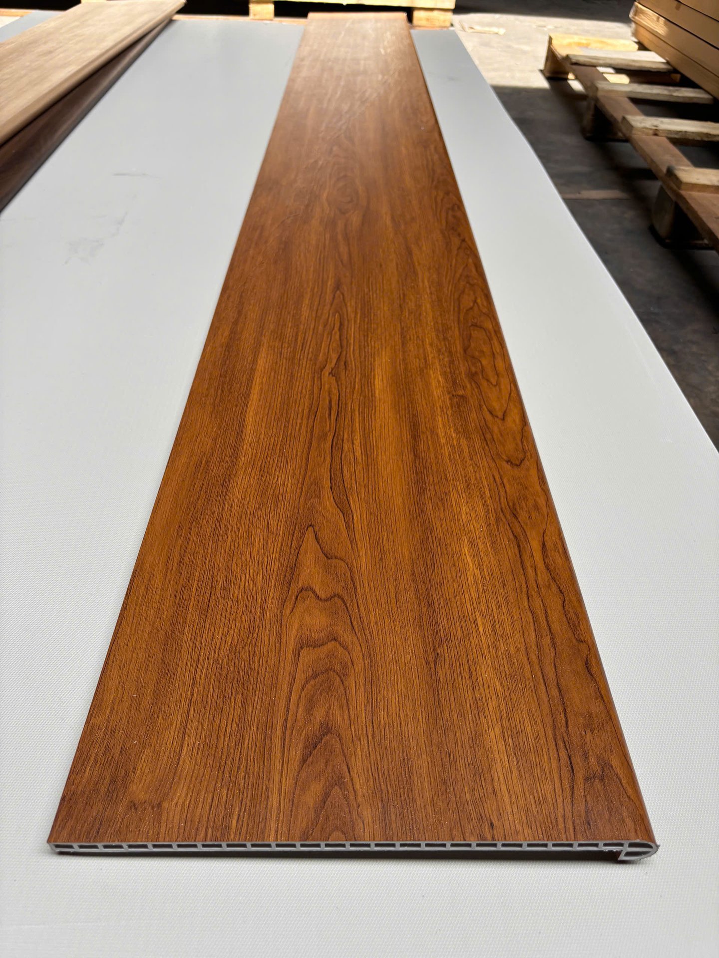 Bậc cầu thang nhựa giả gỗ MK-STAIR-HMO nan rỗng chịu lực