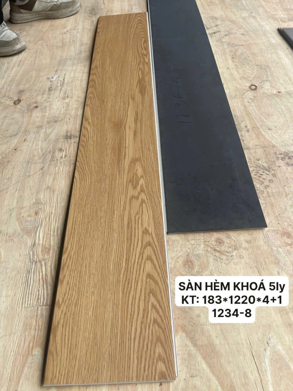 Sàn nhựa hèm khoá vân gỗ AV 4mm+1