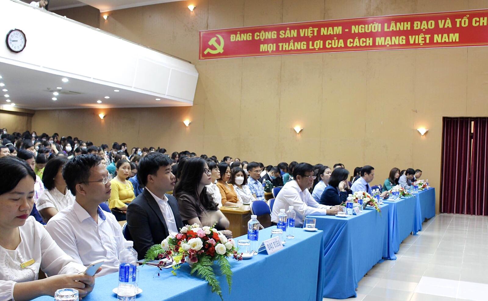 Laptop43 tài trợ tặng quà cho sinh viên nghèo. Chào mừng năm học mới