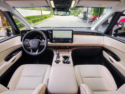 Lexus LM500H (4 Chỗ)
