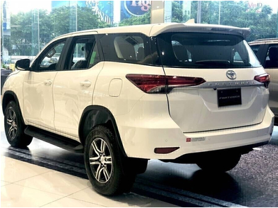 Toyota Fortuner 2.4 MT Dầu 4x2