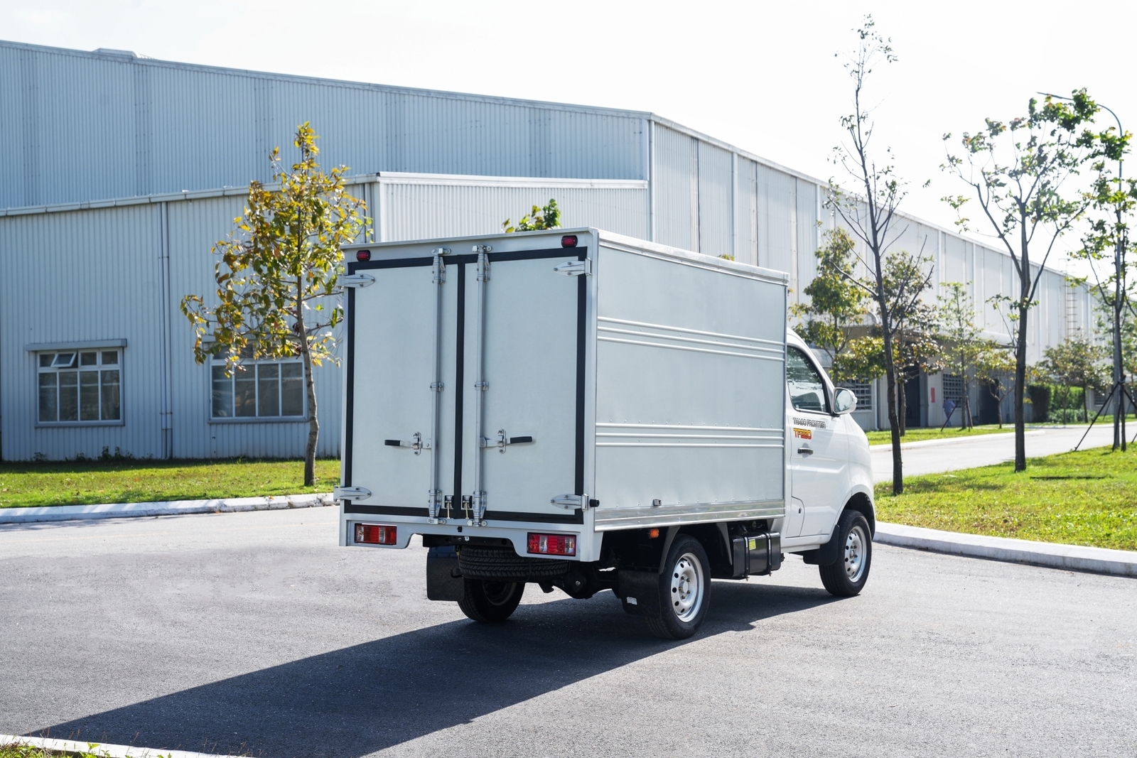 Xe tải Thaco Frontier TF220 - Thùng kín - tải trọng 990Kg