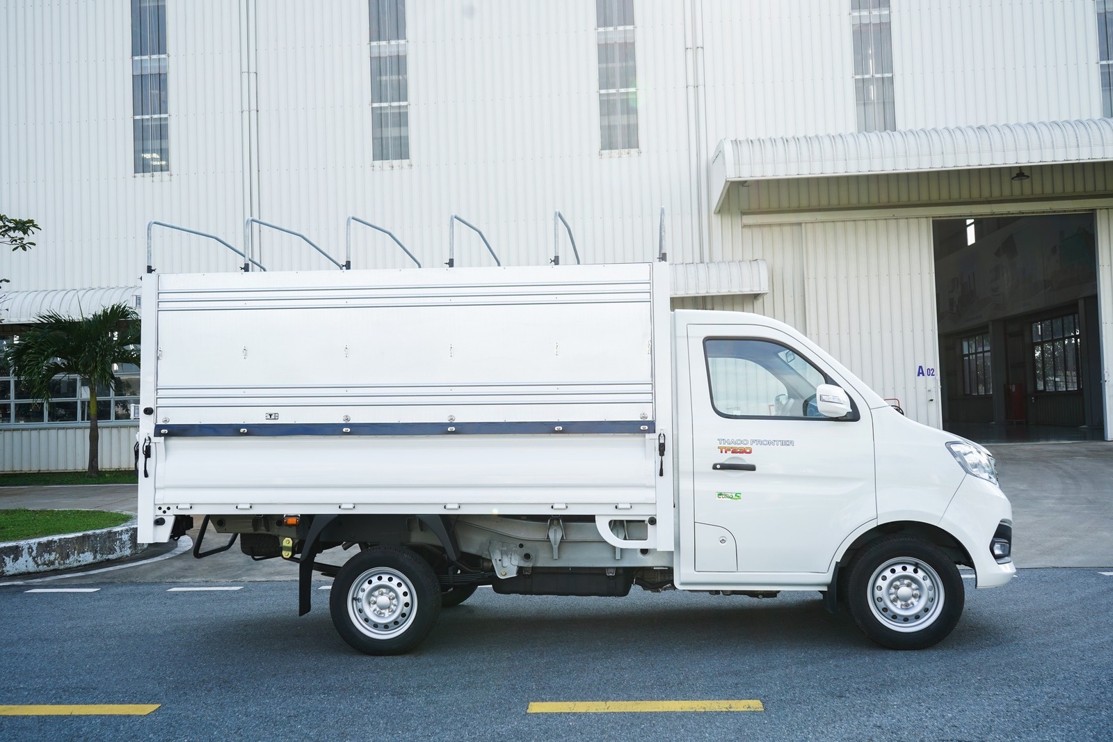 Xe tải Thaco Frontier TF230 - Thùng mui bạt - tải trọng 990Kg