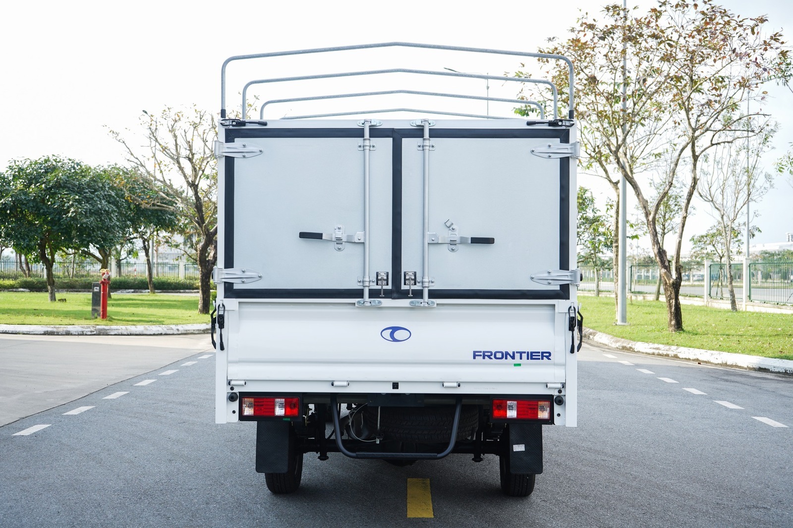 Xe tải Thaco Frontier TF230 - Thùng mui bạt - tải trọng 990Kg