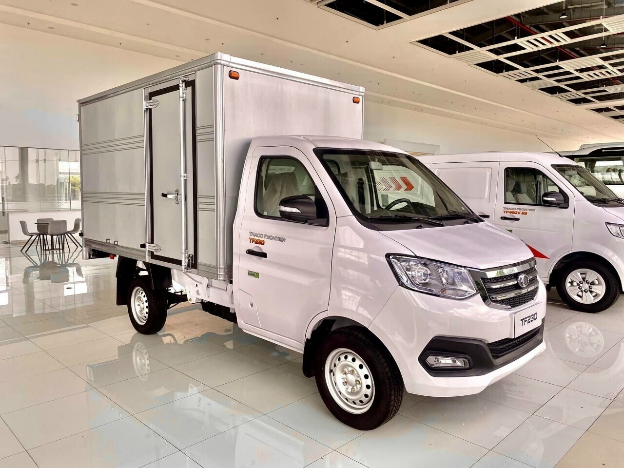 THACO FRONTIER TF230 - THÙNG KÍN, TẢI TRỌNG 990KG