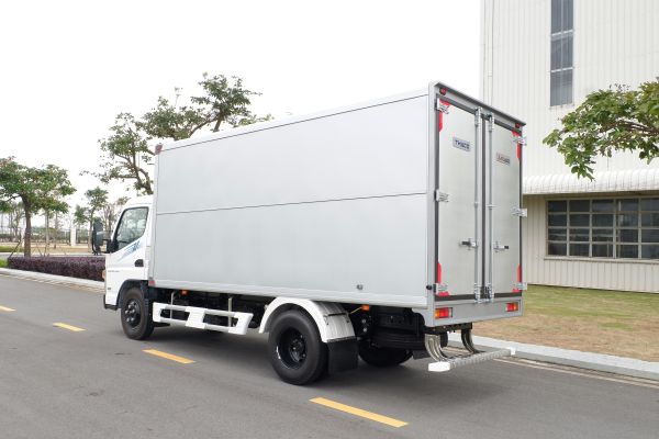 Xe tải Fuso Canter TF4.9 - Thùng kín - Tải 2 tấn