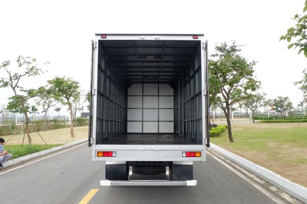 Xe tải Fuso Canter TF4.9 - Thùng kín - Tải 2 tấn