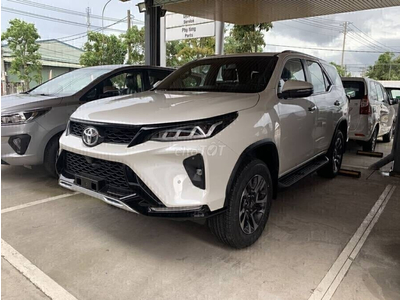 Toyota Fortuner Legender 2.8 AT Máy Dầu 4x4
