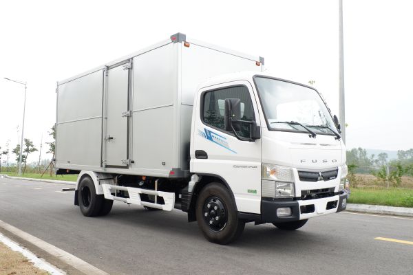 Xe tải Fuso Canter TF4.9 - Thùng kín - Tải 2 tấn