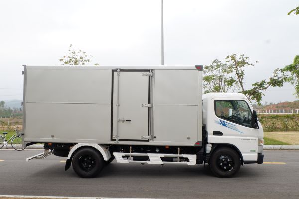 Xe tải Fuso Canter TF4.9 - Thùng kín - Tải 2 tấn