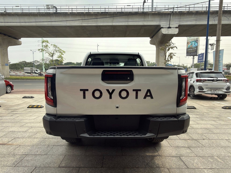 Toyota Hilux Pro 2.8L 4x2 AT