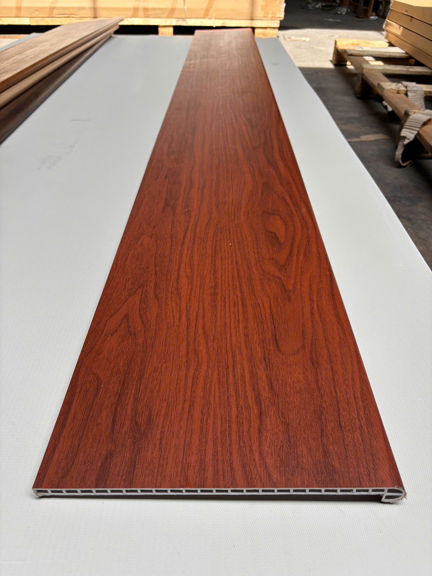 Bậc cầu thang nhựa giả gỗ MK-STAIR-HMO nan rỗng chịu lực