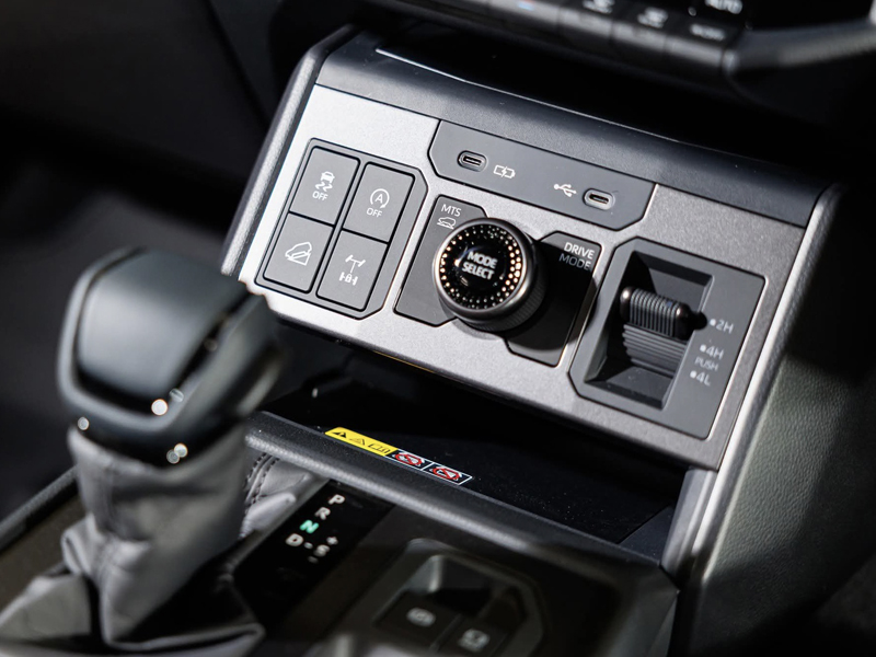 Toyota Hilux Standard 2.8L 4x2 MT
