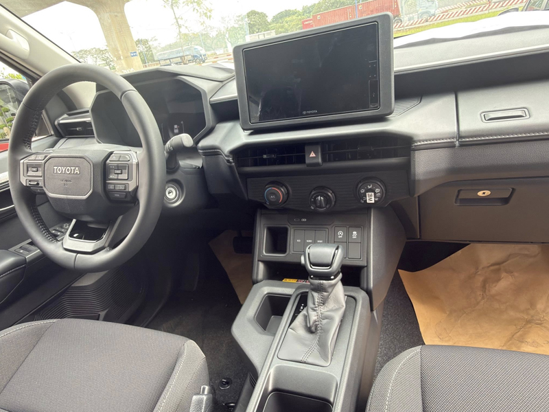 Toyota Hilux Standard 2.8L 4x2 MT