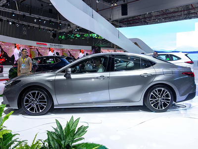 Toyota Camry HEV MID