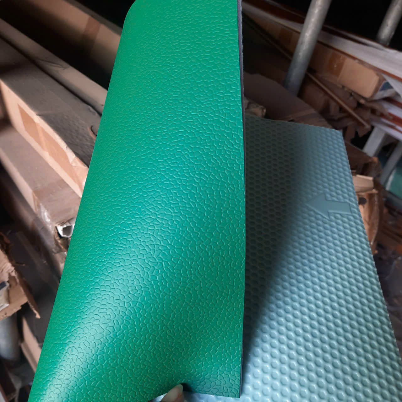 Vật tư thi công và thảm thể thao