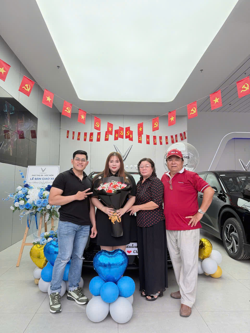 VINFAST HÓC MÔN HÂN HẠNH BÀN GIAO VINFAST VF7 PLUS NÂNG CAO 2 CẦU SANG TRỌNG VỀ VỚI GIA ĐÌNH KHÁCH HÀNG