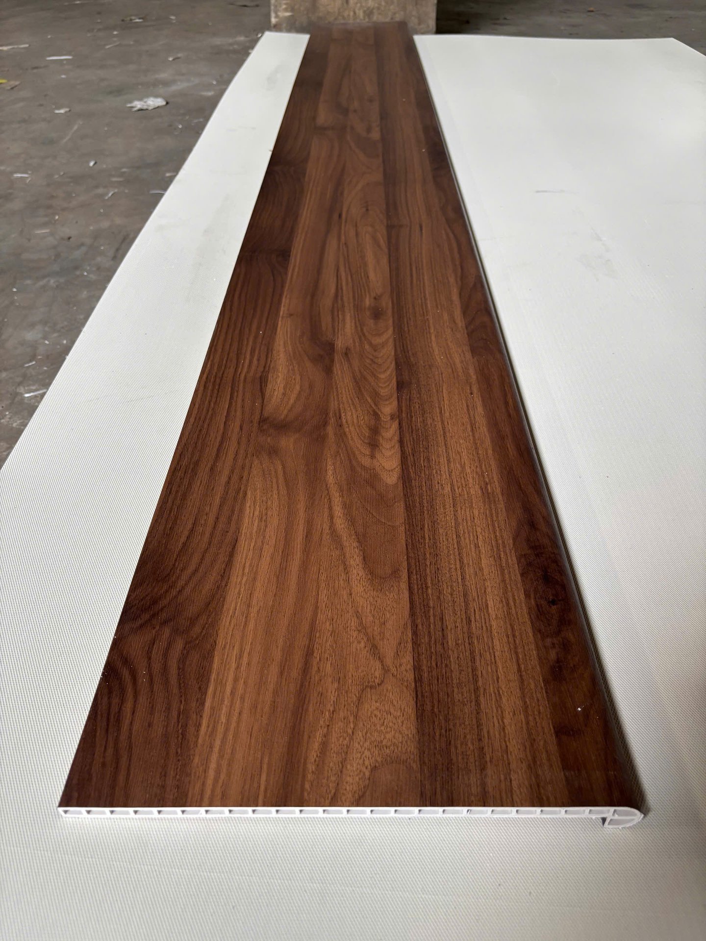 Bậc cầu thang nhựa giả gỗ MK-STAIR-HMO nan rỗng chịu lực