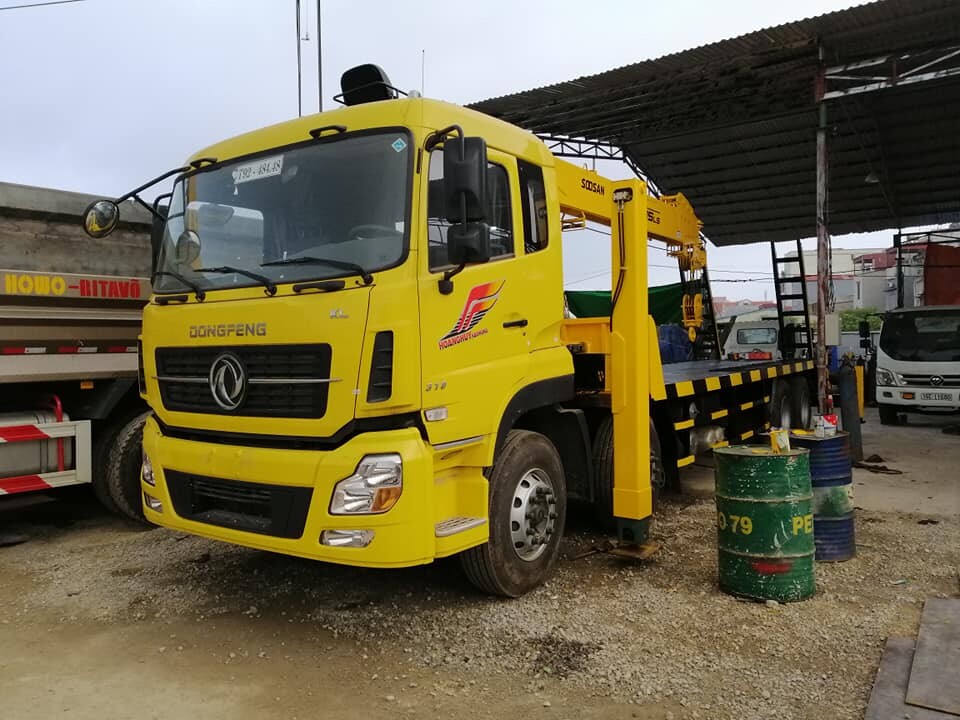 xe tải gắn cẩu nâng đầu 4 chân dongfeng gắn cẩu soosan 12 tấn